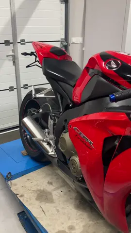 #hondacbr1000rrfireblade #1000rr #cbr1000rr #redpower #fireblade1000rr 