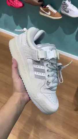 Bad Bunny x Adidas Forum Buckle Low White disponível! 😍🔥 #sneakers #adidas #badbunny #streetwear #StreetStyle #hype #adidasbadbunny 