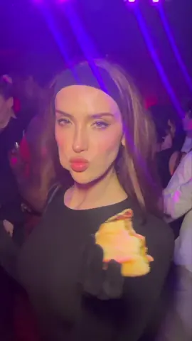 🍔itgirl #turnup #burger #stunning #neoitgirl 
