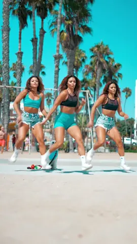Who did it best? Left, middle or right? #shuffle #shuffledance #shuffletutorial #shufflechallenge #shufflegirl 