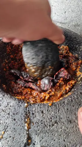 La famosa salsa de las memelas de la señora Valentina en el Mercado de Abastos en Oaxaca Oaxaca. Una mezcla sencilla y deliciosa de tomates verde y el delicioso ahumado del chile morita. ‼️🔥Salsa Molcajete Oaxaca‼️🌶 10 tomates verdes 20 chiles moritas 4 dientes de ajo Sal Agua *Para que no salga amarga deja los tomates en el agua hasta que hierva, apaga el fuego y deja que se cuezan en el agua caliente. Si estan muy acidos agrega una puntita de cuchillo de bicarbonato o azucar. #hijosdesuhambre #Oaxaca #Salsapicante #chiles #chilemorita #memelas #taco #comidamexicana #recetamexicana @HIJOSDESUHAMBRE RECETAS 