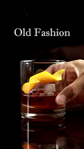 Old Fashion 🥃🍊 One of the more classics and iconic cocktails. I recommend try this version with other’s aged spirits. #whisky #oldfashion #cocktailchannel #cocktails #bar #drink #bartender #whiskey #oldfashioned