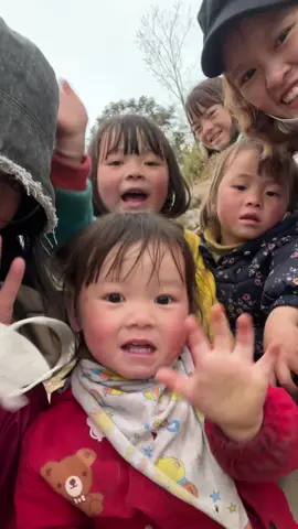 4 em bé chúng mình gặp ở điểm cực bắc, Hà Giang. Ở nơi có núi, có mây. #hagiang #lolochai #lungcu #hoadao #travel #diemcucbac #trend #dulich 