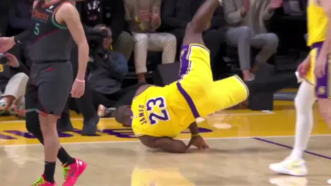 LeBron James starts rolling on the floor after getting fouled & can't stop laughing 😂😂 #foryou #NBA #wizards #lakers #lebronjames 