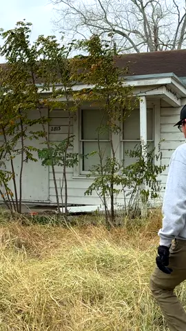 Homeless man tried ATTACKING me after I accidentally found this lawn #mowing #edging #cleanup #asmr #satisfying #sbmowing #cleaning #overgrownyard #fyp #fypシ #viral #viralvideo #transformation #overgrown