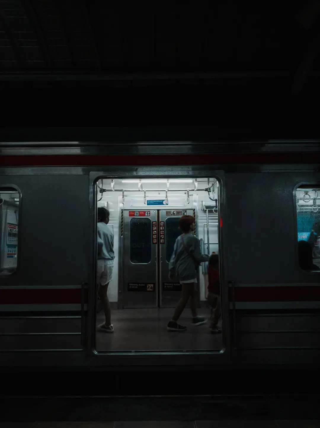 Late Night 📷 #streetphotography #fypシ #jakarta #street #street #train #shot #krl #lrtjabodebek #dark #citylights 