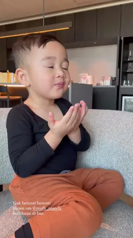 Rayyanza niruin om Mufli ketiduran wkwk #rayyanzamalikahmad #cipung 