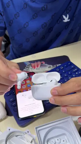 កាស AirPod Pro 2 Premium -ការវេចខ្ចប់ និងរូបដូចOriginal 99% -សំឡេងឮច្បាស់ និងបុកល្អ -ថ្មកាន់បានចន្លោះពី5 ទៅ 7ម៉ោង -របៀបភ្ជាប់ដូចទៅនឹងកាសOriginal  -អាចភ្ជាប់បានគ្រប់ទូរស័ព្ទ IPad MacBook Computer និងបានគ្រប់ទូរស័ព្ទ😱 តម្លៃ 18$ free សេវ៉ាដឹក🏎️ #airpods 