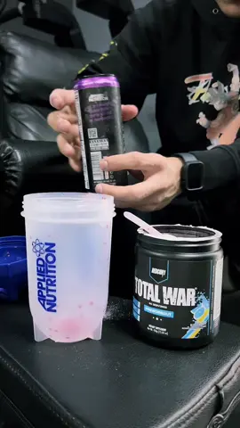 Séance pec avec le PRÉ WORKOUT TOTAL WAR de redcon1 😈 #nutrition #totalwar #preworkworkout #booster #congestion #muscle #bench #chest #pecs #basicfit 