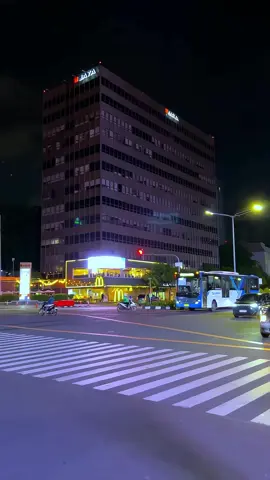 Vibes Jakarta pulang kerja 🌆🌃 #jakarta #jakartahits #jakartacityscape #cityview #cityscape #skylovers #sky #StreetStyle #styleoftheday #streetphotography #downtown #people #goodvibes #citylights #aesthetic #reels #fypシ #storywa #wonderfulindonesia #jakartapusat #shootiphone #zxycba #foryoupage #fyp ##foryou #malam #vibes2020 #playdate #indahbanget 