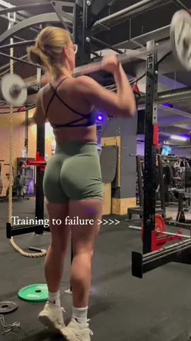 Squeeze those last reps out 🤌🏻 @DFYNE  #fyp #explore #progressiveoverload #strength #motivation #discipline #gains 