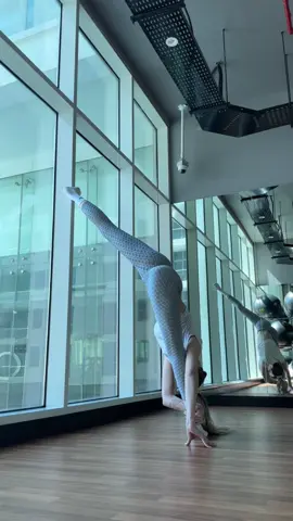 Stretch time 😌 #yoga #yogagirl #yogaflow #pilates #flexibility #usa_tiktok #gymnastics #pilatesgirl #gymnast #dancer #middlesplits #stretching #stretchingexercises #frontsplit #yogatok #pilateslover #yogalove 