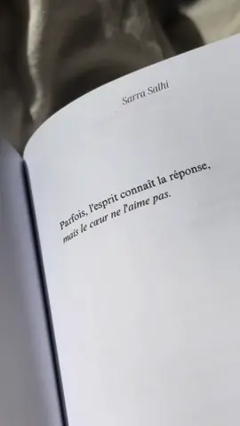 L’esprit connait la réponse mais le cœur ne l’aime pas  📖 les yeux inondés d’amour • Sarra Salhi  #poesie #chagrindamour #poesietiktok #poésiefrançaise #poetry #rupturedifficile #coeurbrisé #dependanceaffective #poésie #citationamour #citationtriste 