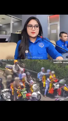 Walau menjadi nominasi orang terkuat di bumi, tapi tetap ya ibu ibu wajib memakai helm, termasuk penumpangnya dan tidak boleh boti (bonceng tiga) apalagi bopat (bonceng empat) 🥰😡 #atcs #itskabbogor #dishubkabbogor  #himbauandishub #atcsparodi #cctv #tertiblalulintas #emakemak 