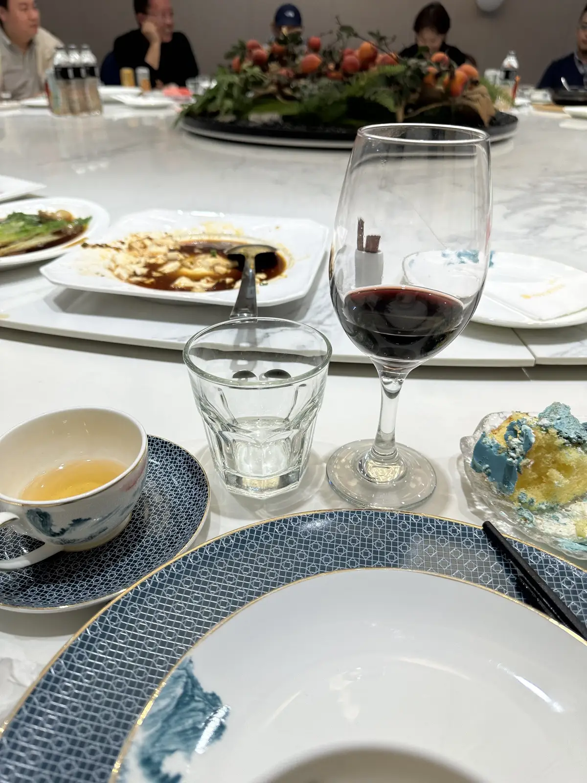 Đoạn thích thì uống, không thích thì không uống. :)))) Rồi sau này người tau yêu nhất định là đứa uống thay tau. :))) tửu lượng uống không say trong hội không hay uống