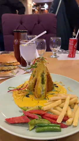 #gues the place?Snapchat:beingshaban #foryou #foodporn #foodies #civic #londoncourtyard #honeymustard #beingsheikhshaban #billionairboyspakistan 