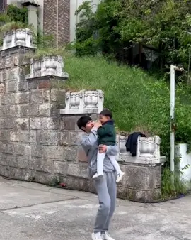 جونقكي اكثر انسان يحب الاطفال😭 #songjoongki #songjoongki #mynameislohkiwan #netflix #송중기 #fyp #kdrama #kiaile #movie #نتفلكس #فيلم #جونغكي #italy #جونقكي 