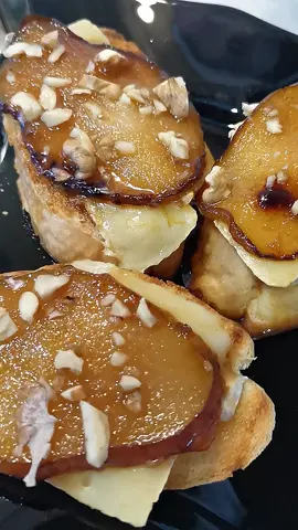 Теплі брускети з сиром брі, карамелізованою грушею, медом та горіхами 😋😋😋 #брускети #брускеттарецепт #брускетизгрушею #брускетизбрі #рецептиукраїнською #рецептинакожендень #рек #тіктокукраїна 
