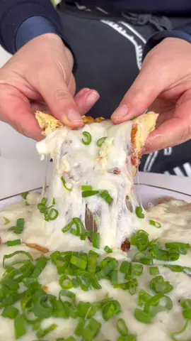 Pizza, jajochlebek czy jajecznica, nie wiem jak to nazwać!  Składniki : 6 jajek sól pieprz 50 ml śmietanki lub mleka większy pomidor cebulka ze szczypiorkiem, spora bułka lub chleb, łyżka masła 100 g żółtego sera np scamorza #jajka #jajecznica #chleb #niemarnuje #ser #śniadanie #obiad #kolacja #jedzenie #gotowanie #przepis #przepisy 