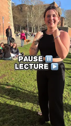 De loin ma suggestion préférée avec l’hypnose de spectacle ! 😂 Au mot pause, elle se fige comme une statue ⏸️  Au mot lecture, elle reprend son action ▶️  Elle oublie seulement ce qu’il se passe entre ces deux mots, d’où le comique de répétitions 🤣 Selon toi, quelle star va t’elle pouvoir rencontrer sous hypnose ? Un indice, c’est une personnalité Toulousaine 🤫 #hypnose #hypnotiseur #drole #humour #lecture 