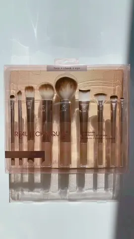 Best brushes ever🤍Flawless base with my favourite Real Techniques brushes✨ 💬Cleaning your brushes should happen at least weekly. #realtechniques #makeup #skin #beauty #brushes#foryou #parati 