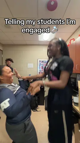 My favorite reaction by far 😭 #engaged 