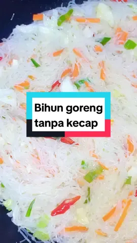 Ini enak banget buat lauk atau dicemilin.. Kl di sini bihun goreng kdang di jual dibulan puasa.. Bihun Goreng tanpa kecap 1 bungkus bihun jagung 1 buah wortel 5 lembar kol 2 batang duan bawang 3 buah cabe merah kriting 5 siung bawnag putih 8 siung bawang merah 1 sdt garam 1/2 sdt kaldu bubuk 1 sdt gula pasir 1/2 sdt lada bubuk 100 ml air Sebenarnya bisa pakai kecap ya bagi yg suka, cm aku lagi pingin yg tanpa kecap biar gurih2 Kl kamu suka yg mana? #bihunjagung #bihungoreng #idemenumasakan #idemasakan #resepmasakan #masakansederhana #masakanindonesia #dapurbunda 