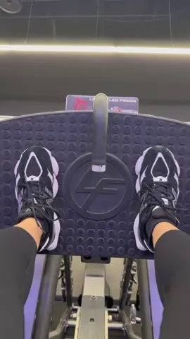 Colocando mis pies en la prensa del gym  #GymTok #gymmotivation #gymgirl #gymrat 