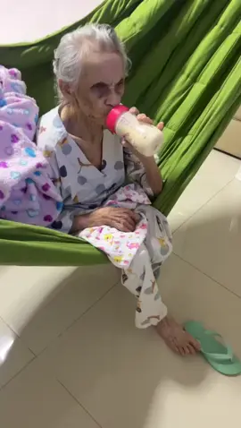 Minha avó com Alzheimer Ela agora toma ôh Mingau dela na mamadeira agente diz qui ocopo pois ela bebe as vezes deitada e nocopo não tava dando certo ante q julguem ela não tem mas noção das coisa agente cuida como uma criança 🥰😘🫶🏻