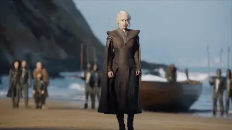 Daenerys Targaryen retornando a Dragonstone, lar dos seus ancestrais e da história de sua casa, emocionada em voltar ao lugar onde nasceu. Icônica!  #daenerystargaryen #daenerystargaryenedit #dragonstone #gameofthrones #gameofthronesedit #targaryens #targaryenfamily #housetargaryen #houseofthedragon #houseofthedragonedit #rhaenyratargaryen #viserystargaryen #hbo #hbomax #got 