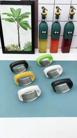 Manual Garlic Presser Curved #kitchen #kitchentool #garlic #presser #manual #tiktok #shopping #useful #share #nice #fyp 
