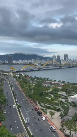 Cầu Rồng ngày lạnh lạnh, mây mù che phủ đồi núi.#cầurồng #cầurồngdanang #khachsandanang ##khachsancanhcaurong 