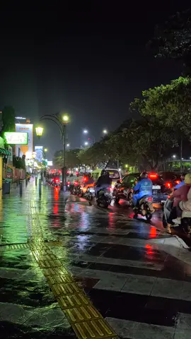 Malam hari di kota Depok.