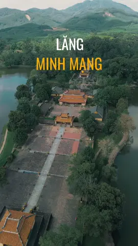 Lăng Minh Mạng, một trong những lằn mình thích nhất tại Huế. Là một mô hình kiến trúc quy mô gồm 40 công trình lớn nhỏ, bao gồm cung điện, đền miếu và đài tạ... được bố trí trên một trục dọc theo đường Thần đạo dài 700m từ Đại Hồng môn ở ngoài cùng tới chân tường của la thành sau mộ vua. Hình thế của lăng tựa dáng một người đang nằm nghỉ trong tư thế đầu gối lên núi Kim Phụng, chân duỗi ra ngã ba sông trước mặt, hai nửa hồ Trừng Minh như đôi cánh tay buông xuôi tự nhiên. #langminhmang #hue #dulichhue #alitravel #dicungali #travel #vietnamhistory 
