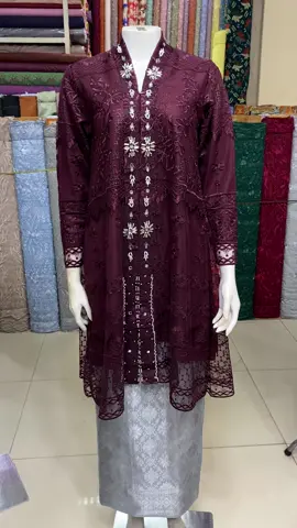 Gaak kuaatt 😍😍😍  Limited banget burgundy gelap di mix payet silver dan songket silver 😍 #kebayapesta #kebayamodern #kebayawisuda #kebayalamaran #kebayapremium 