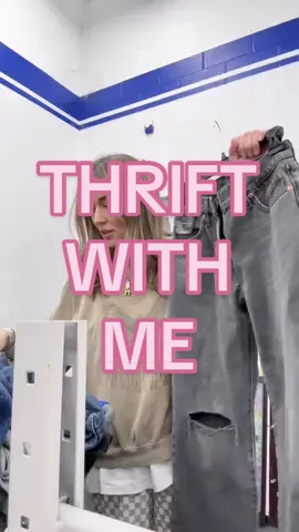 O M G THE CHEETAH OIL PAINTING 😳😍😭 Kelly green old school desk, hand embroidered silk art, levis with tags, leather jacket from Italy, a lamp, ahhhhh maybe blondes do have more fun??? 🤔✨  #thriftwithme #thriftingfinds #thrift #thrifthaul #goodwillfinds #goodwill #goodwillhaul #vintageart #vintagepainting 