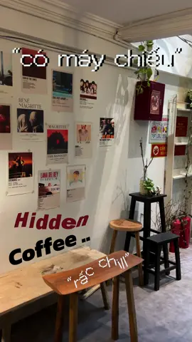 Coffee ấm áp “CÓ MÁY CHIẾU” chill chill cho mấy ngày lạnh sun, vào đây thì đúng ẩn thân chi thuật luôn. Thêm vào lovelist cho những ngày cần cày deadline 🤍 Nằm ngay trong phố cổ, tới số 48A có cái biển (hơi nhỏ nhé anh chủ quán) thì rẽ vào ! ☕️ 35-45xu • Long Nights - ngõ 48A Tràng Thi, Hoàn Kiếm, Hà Nội. #coffee #hiddencoffee #hanoi #tatnguondichoi #metub  