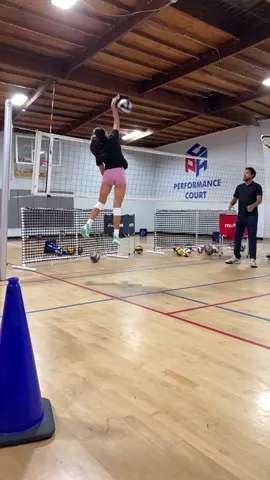 ALWAYS WORKING ON RANGE. ALWAYS WORKING ON A NEW LEVEL. @ellarosevolleyball2025 X @cpafacility  🔥🔥🔥 Outside Hitters and all other positions. Let’s go!. 🏆 #HitterCollege #Volleyball #Jump