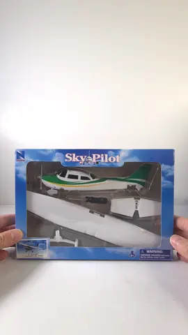 Hier ein kleines Standmodel von @Skypilot in 1:42 eine @Cessna ✈️ 172 ohne Ständer kippt sie nach hinten weil der Schwerpunkt nach hinten verschoben ist  #cessna172 #Model #standmodell  #flugzeug #modellflugzeug #cessnamodel #skypilot #Flieger #kleinflugzeug 