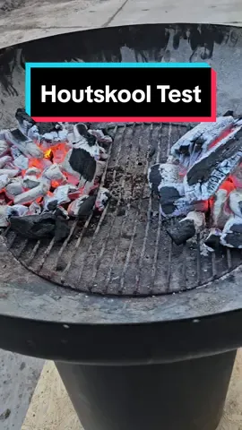 Houtskool testen voor het nieuwe BBQ seizoen. Links de Spaanse steeneik Encina (40-150MM) en rechts een mix van beuken/eik (70-150MM) Beide zeer geschikt voor #hotandfast of #lowandslow op de #kamado #BBQ #foryou #voorjou #houtskool #fire #burning #hot #plancha #bonfeu #eik #beuken #steeneik #spanje #stoken #vuurschaal 