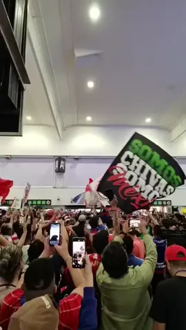 ¡Locura de Recibimiento a Chivas en La Capital Rojinlanca! 🤯🇫🇷 #recibimiento #aeropuertocdmx #chivas #chivasdelguadalajara #locura #chivahermanos #chicharitohernandez #fypppppp #futboll #aficion #mejoraficion #mejorequipodelmundo #vamoschivas #america #americafc #cruzazul 
