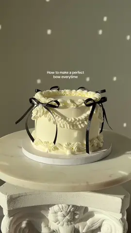 Bows and cakes 🎀🤝🏻🍰 #bowseason #vintagecake #vintagecakedecorating #vintagecakedesign #vintagecakedecor #pinterestcake #pinterestinspo #pinterestaesthetic #coquetteaesthetic #coquettecore #coquettebaking #coquettecake 