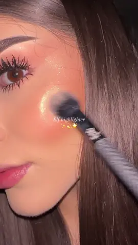 Such a beautiful gold shimmery highlighter🤩 #elfcosmetics #makeup #highlighter #glitter #fypage #makeuptherapy 