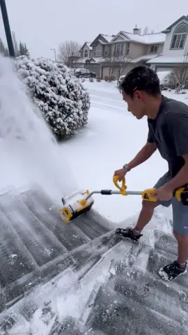 I’m now back from Las Vegas to the land of snow 😢. This is the Mellif 40 volt snow thrower.  I first heard of Mellif through @toolsbydesign when he showed the mini blower and I ended up getting one for myself.  Mellif makes tools that use DeWalt or Milwaukee batteries to power them. This little snow shovel throws the snow far enough and uses any pair of Dewalt 20 volt batteries.  A pair of 3ah batteries is more than sufficient to do an entire 2 car driveway plus the sidewalk.  This could be handy for any house.  It is nice and compact if you don’t have space for a full sized snow blower or if your property is small. I got this one from Mellif through Amazon, but they don’t always have them in stock.  Just search Mellif 40 volt snow shovel to find it. It’s only 3 weeks until it’s officially spring.  I can’t wait. . . . . . . . . . . . . . #electricsnowshovel #cordlesssnowshovel #snowthrower #dewaltsnowshovel #mellifshovel #melliftools 