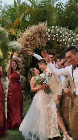 La mejor transición con Damas & BestMens 😍💍🫶🏻 #weddingphotographer #bodasmexico #weddingtransition #damasdehonor #padrinos #bride #groom #groomsmen 