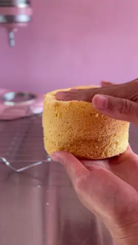✨ Receta mini pastel esponja Ingredientes:  3 huevos medianos  90 grs azúcar refinada 90 grs harina  1 cita vainilla  1 cdita polvo de hornear  Procedimiento: Batir los huevos con el azúcar y la vainilla, hasta obtener punto de letra. Agregar los polvos previamente cernidos, incorporarlos en forma envolvente, hasta que no haya grumos. Engrasar molde con tu desmoldante favorito yo utilicé @bakingalchemymx  Hornear en horno precalentado a 180 grados Celsius por aproximadamente 20 minutos, o hasta que al introducir un palillo este salga limpio. 🎂 Los invito a decorar conmigo estos mini pasteles con tema san Valentín 💖 #karlafelixreposteria #repostería -#minipasteles #cakescakescakes #pastel #consumelocalhmo 