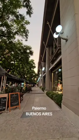 Caminando al atardecer por Palermo Chico #veranoenbuenosaires #ladolfinapolobar #palacioalcorta #avenidafigueroaalcorta #palermochico #palermo #buenosaires #argentina 