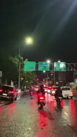 Kota Serang dengan lampu malamnya ditambah cuaca habis hujan, kombinasi yang pas!