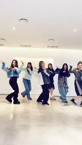 What a tiny leaders🫶 With #NewJeans #뉴진스 @newjeans_official #아이유 #IU #TheWinning #홀씨 #Holssi #HolssiChallenge #NewMusic 