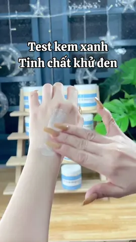 Dòng này đc mb đánh giá, phản hồi 8/10 là thoa thấm nhanh, có độ mịn trên da, ko khô da, thoa lên khô ráo trên da ko bị bết rít hay bóng dầu nhờn da, mặc dù L hay tư vấn chung là có lộ vân kem nha, 8 bà dùng bảo thấm nhanh ko bết rít, 2 bà còn lại da khô và da ngâm nhiều nên lộ vân kem, nói vậy cho mb dễ hình dung hen... #kemtron #xuhuong #kembodytrangda #kemtrontrangda #kemtroncotthai #kemtroncaocap #kemtrangdabody #lamdep #lanbee #lanbeecream #kembody 